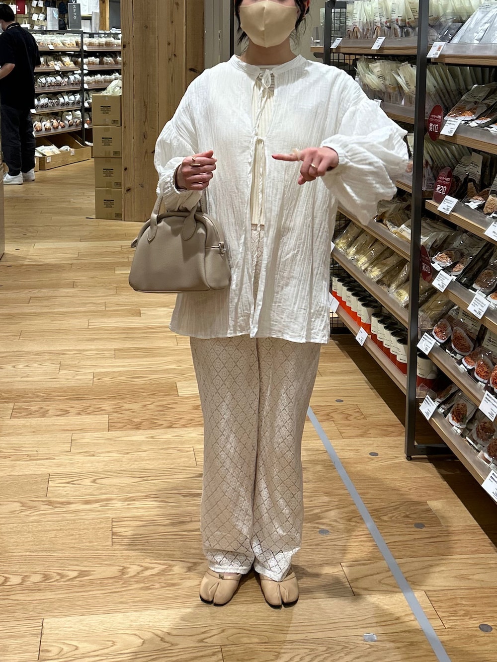 ベージュ系のバレエシューズ、ベージュ系のつなぎ/オールインワン、ホワイト系のニット/セーターを着用したレディースの春コーディネートの3枚目の写真