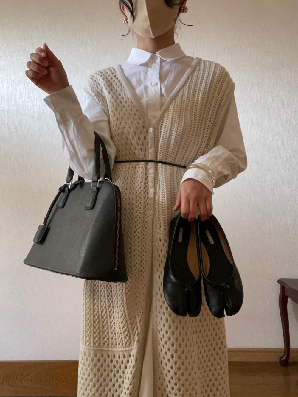 ブラック系のバレエシューズ、ホワイト系のその他トップス、ホワイト系のその他パンツを着用したレディースの春コーディネートの2枚目の写真