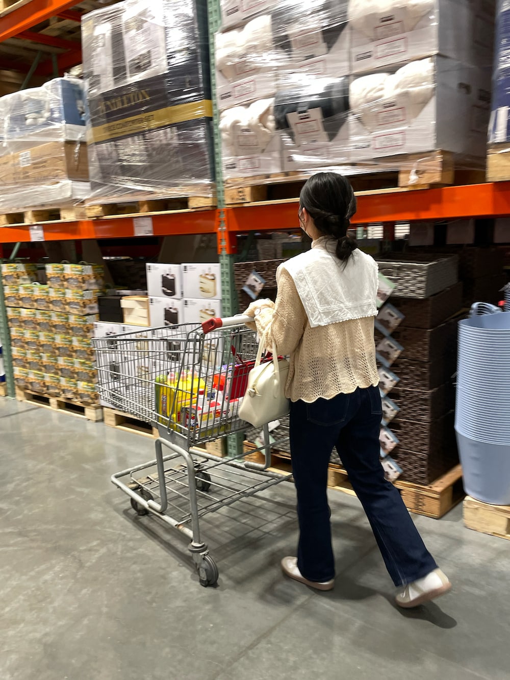 ホワイト系のボストンバッグ、ベージュ系のスニーカー、ホワイト系のシャツ/ブラウスを着用したレディースの春コーディネートの3枚目の写真