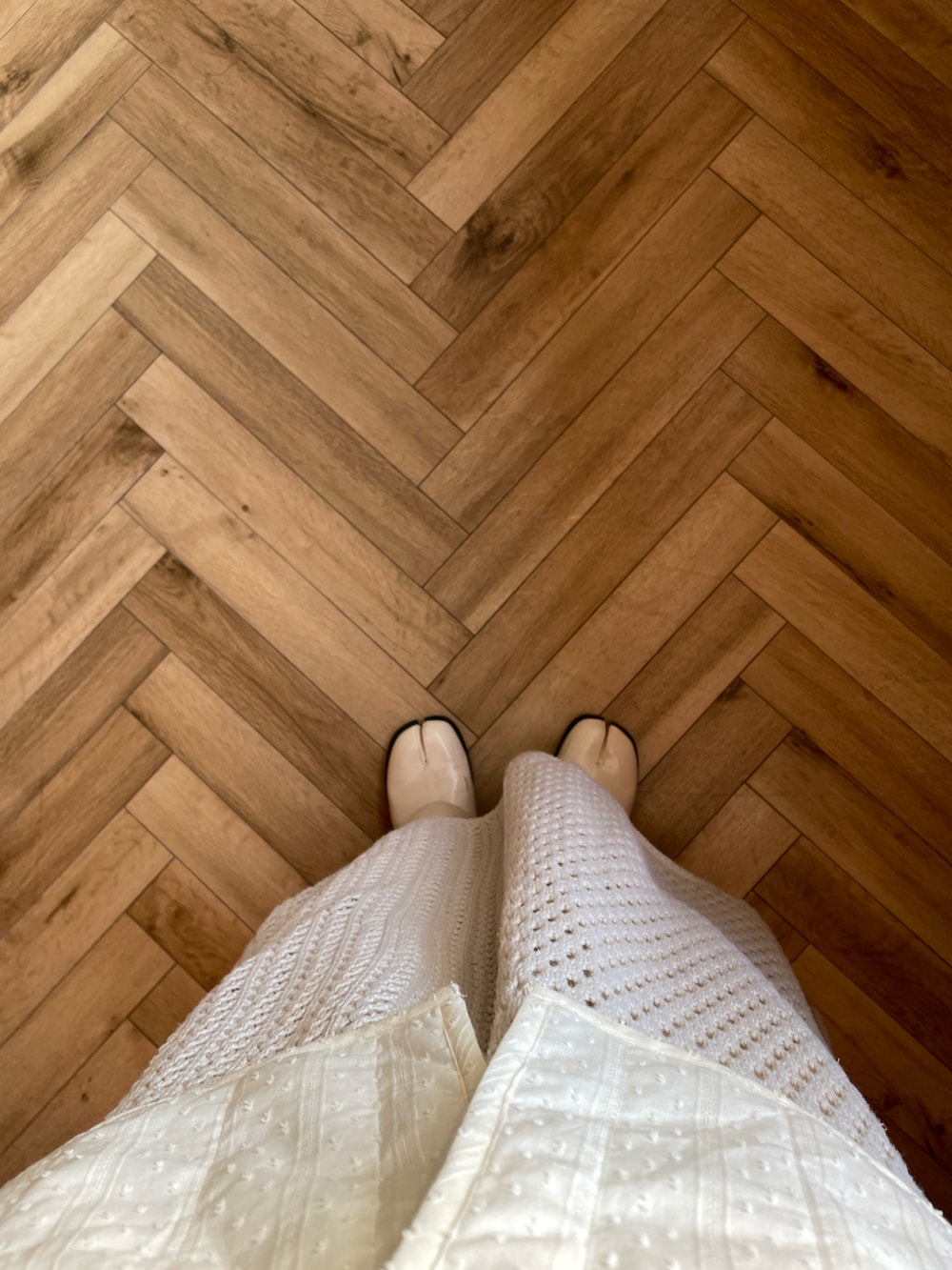 ブラウン系のトートバッグ、ベージュ系のスカート、ベージュ系のカーディガン/ボレロを着用したレディースの春コーディネートの4枚目の写真