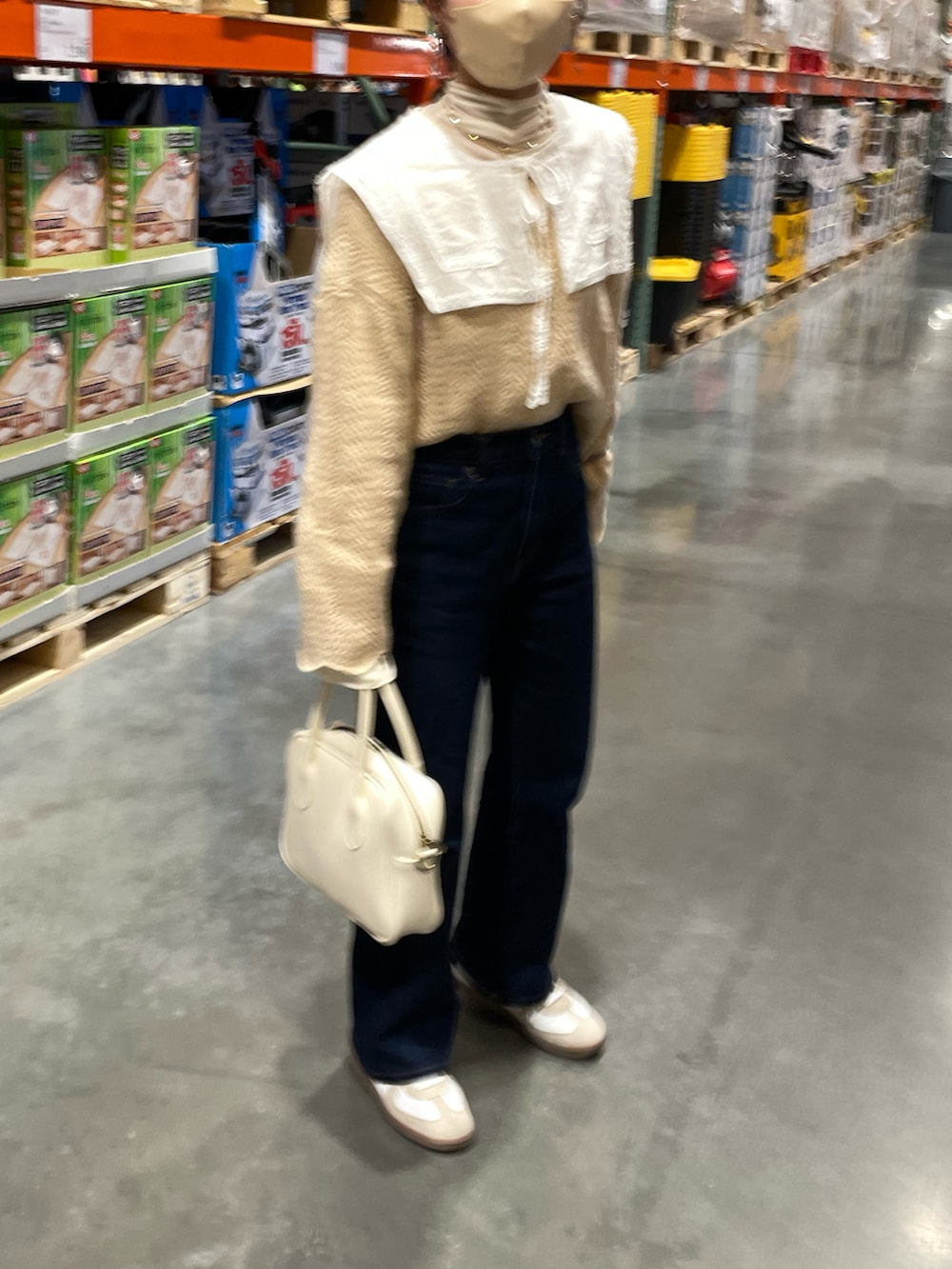 ホワイト系のボストンバッグ、ベージュ系のスニーカー、ホワイト系のシャツ/ブラウスを着用したレディースの春コーディネートの2枚目の写真