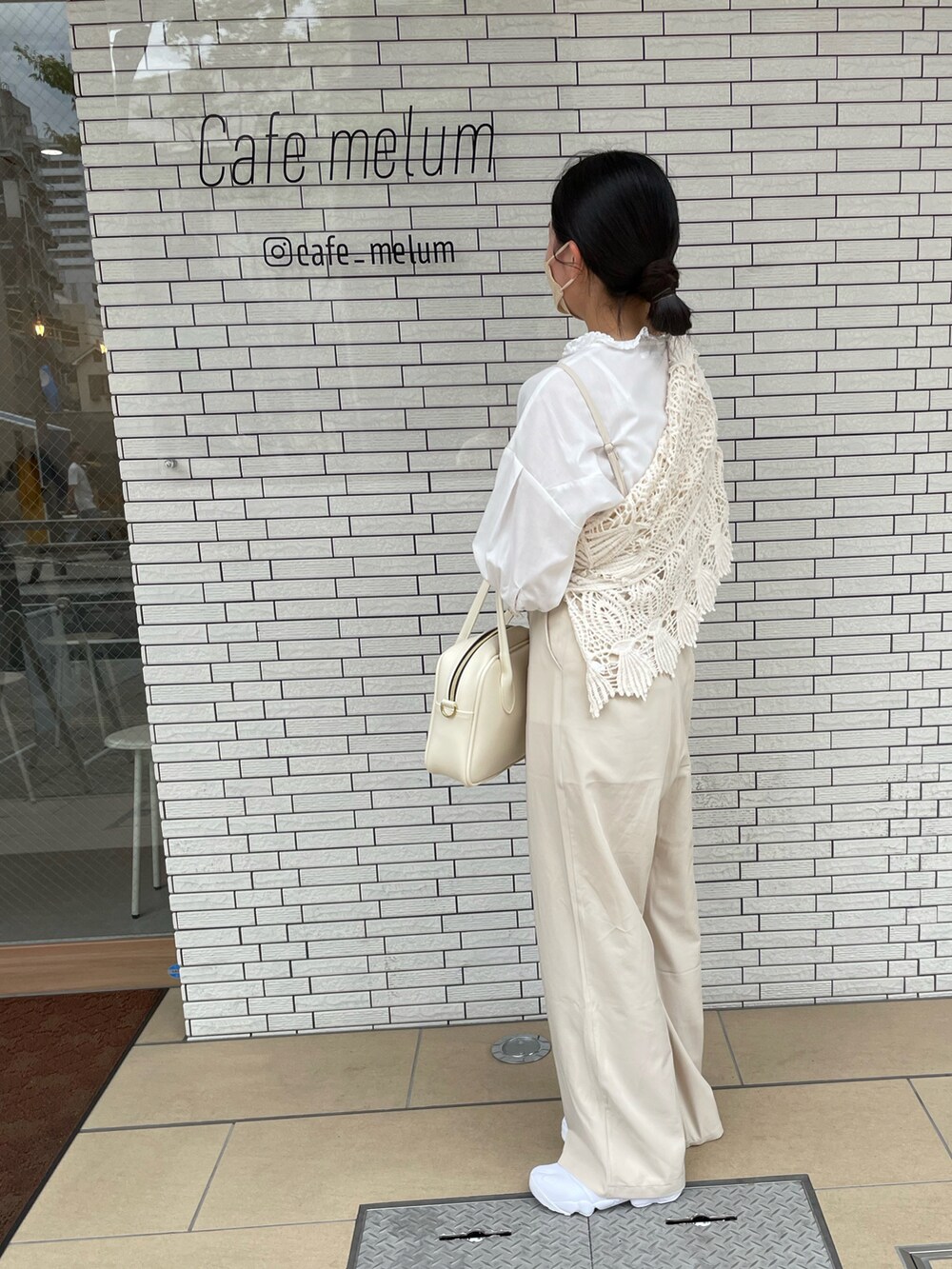 ホワイト系のボストンバッグ、ホワイト系のスニーカー、ベージュ系のオールインワン・サロペットを着用したレディースの夏コーディネートの2枚目の写真