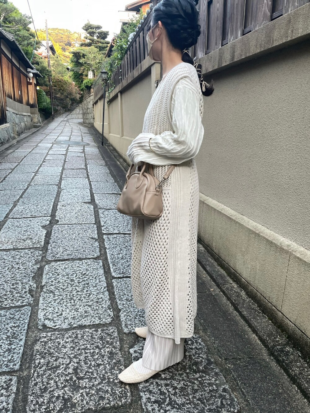 ホワイト系のその他トップス、ベージュ系のボストンバッグ、ホワイト系のトップスを着用したレディースの秋コーディネートの2枚目の写真