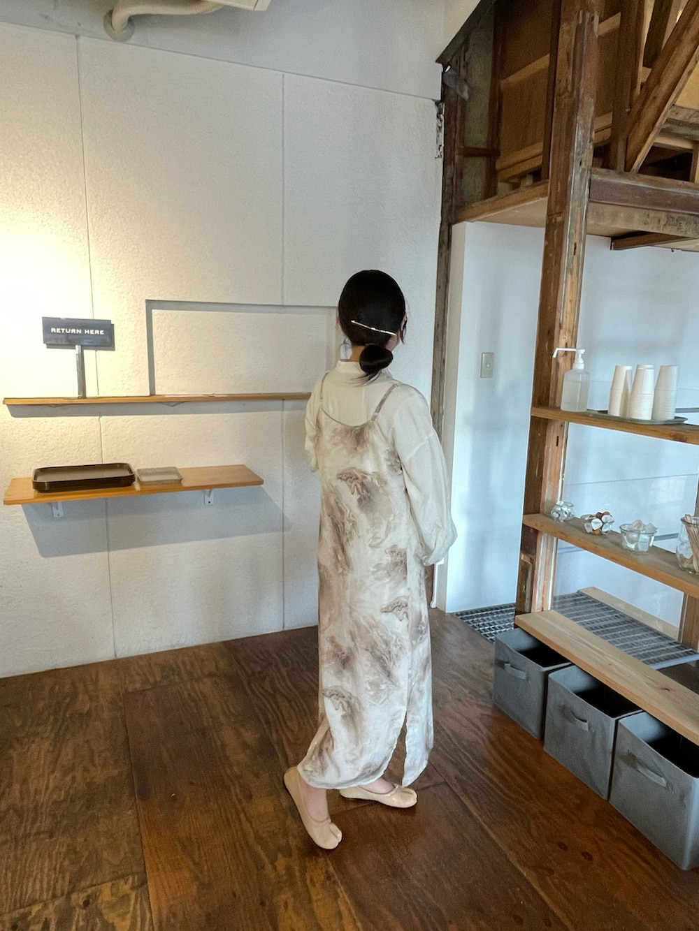 ブラウン系のワンピース/ドレス、ベージュ系のバレエシューズ、ホワイト系のシャツ/ブラウスを着用したレディースの春コーディネートの2枚目の写真