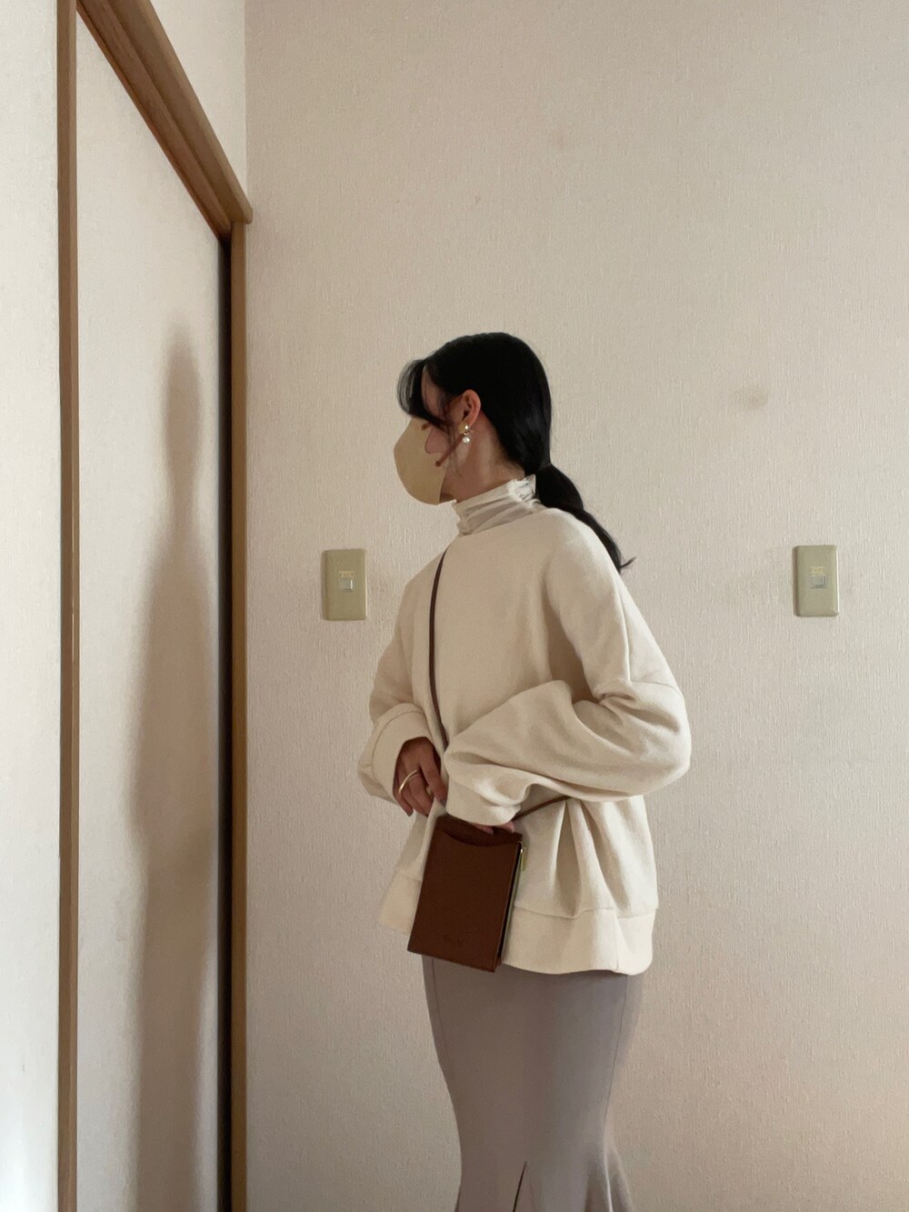 ベージュ系のスウェット、ベージュ系のスカート、ホワイト系のその他トップスを着用したレディースの冬コーディネートの3枚目の写真
