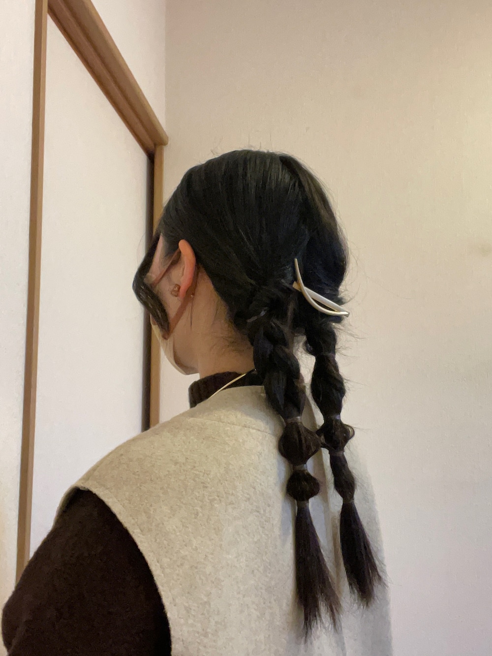 ベージュ系のボストンバッグ、ブラウン系のニット/セーター、ベージュ系のスカートを着用したレディースの春コーディネートの3枚目の写真