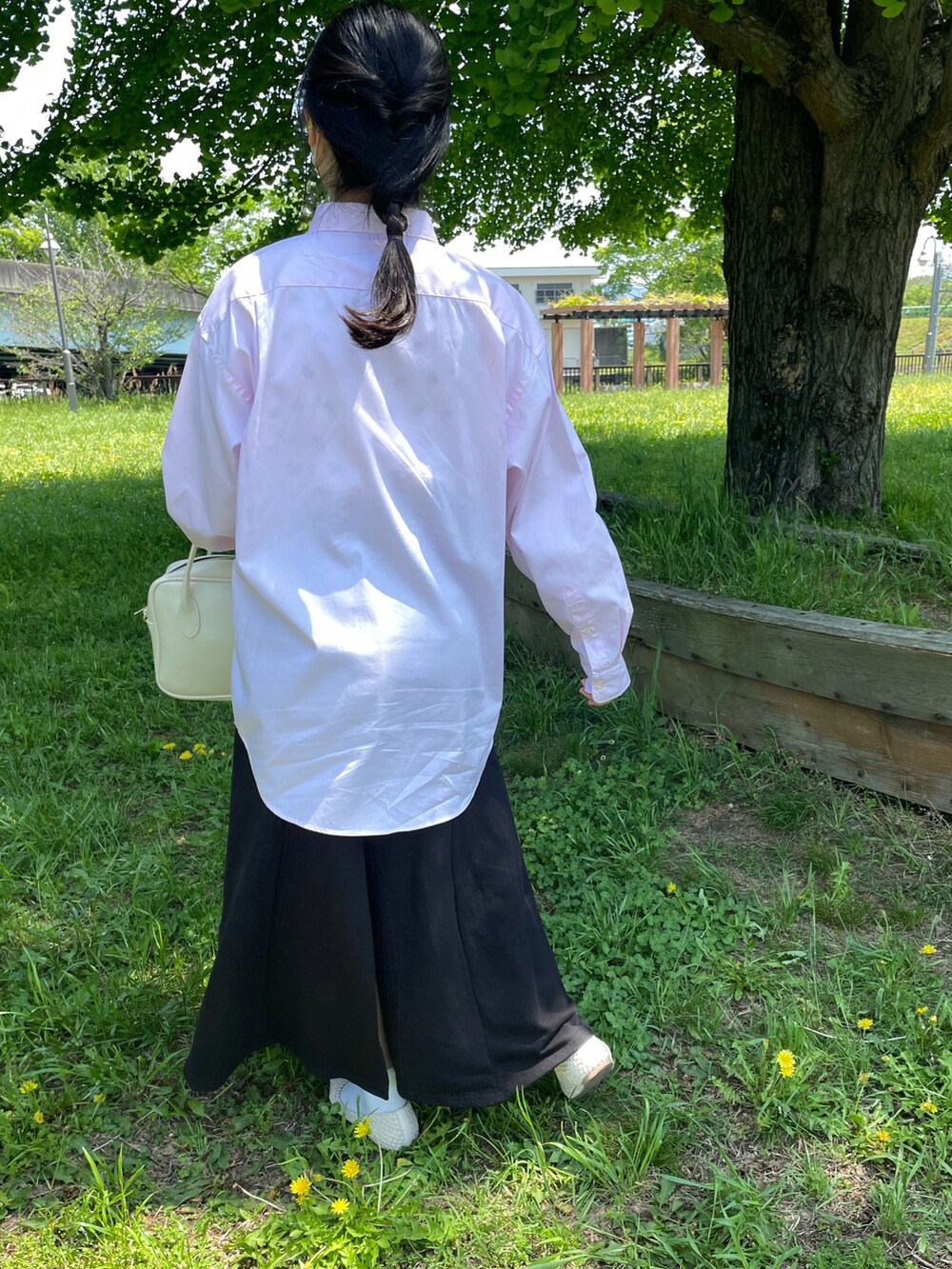 ホワイト系のボストンバッグ、ベージュ系のバレエシューズ、ピンク系のシャツ/ブラウスを着用したレディースの夏コーディネートの2枚目の写真