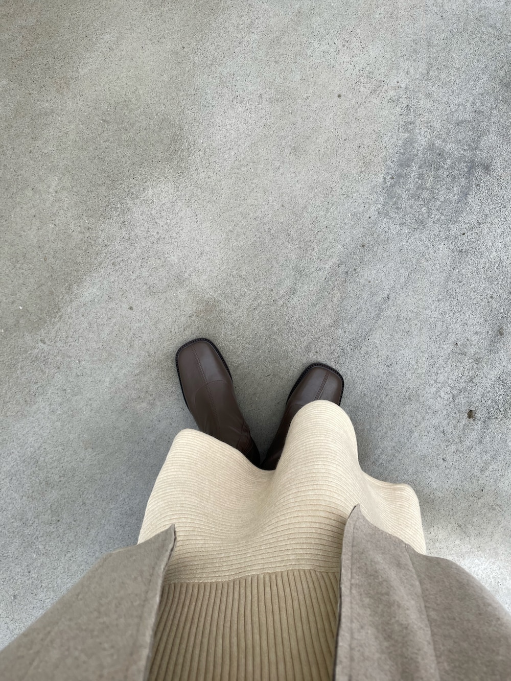 ベージュ系のボストンバッグ、ブラウン系のニット/セーター、ベージュ系のスカートを着用したレディースの春コーディネートの4枚目の写真