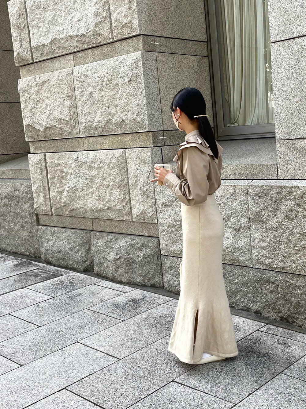 ベージュ系のスカート、ホワイト系のボストンバッグ、ブラウン系のシャツ/ブラウスを着用したレディースの秋コーディネートの3枚目の写真