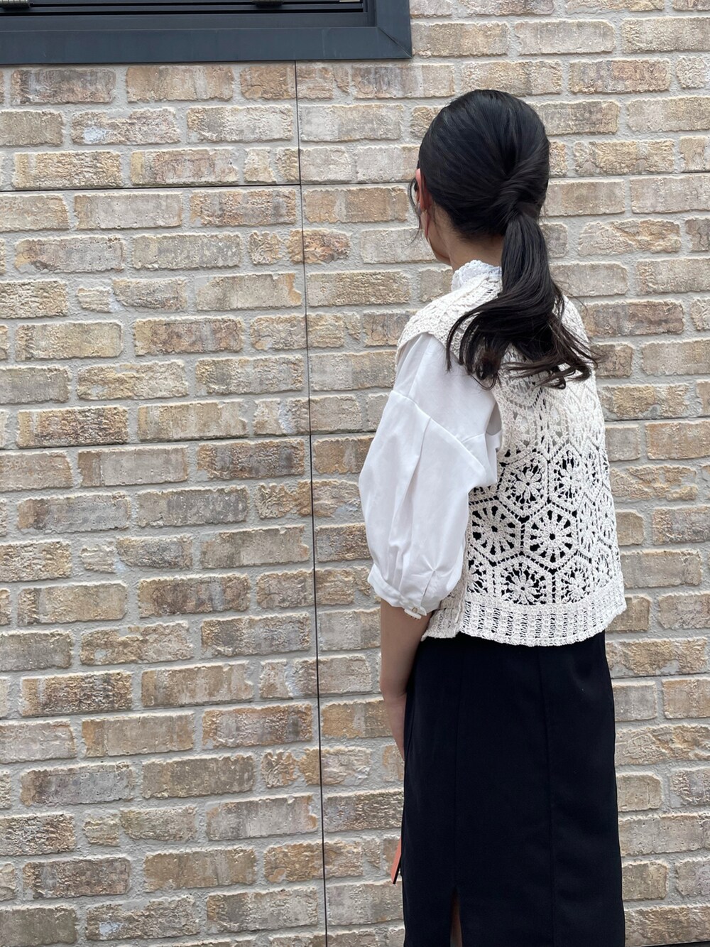 ホワイト系のスニーカー、ホワイト系のシャツ/ブラウス、ベージュ系のベストを着用したレディースの夏コーディネートの3枚目の写真