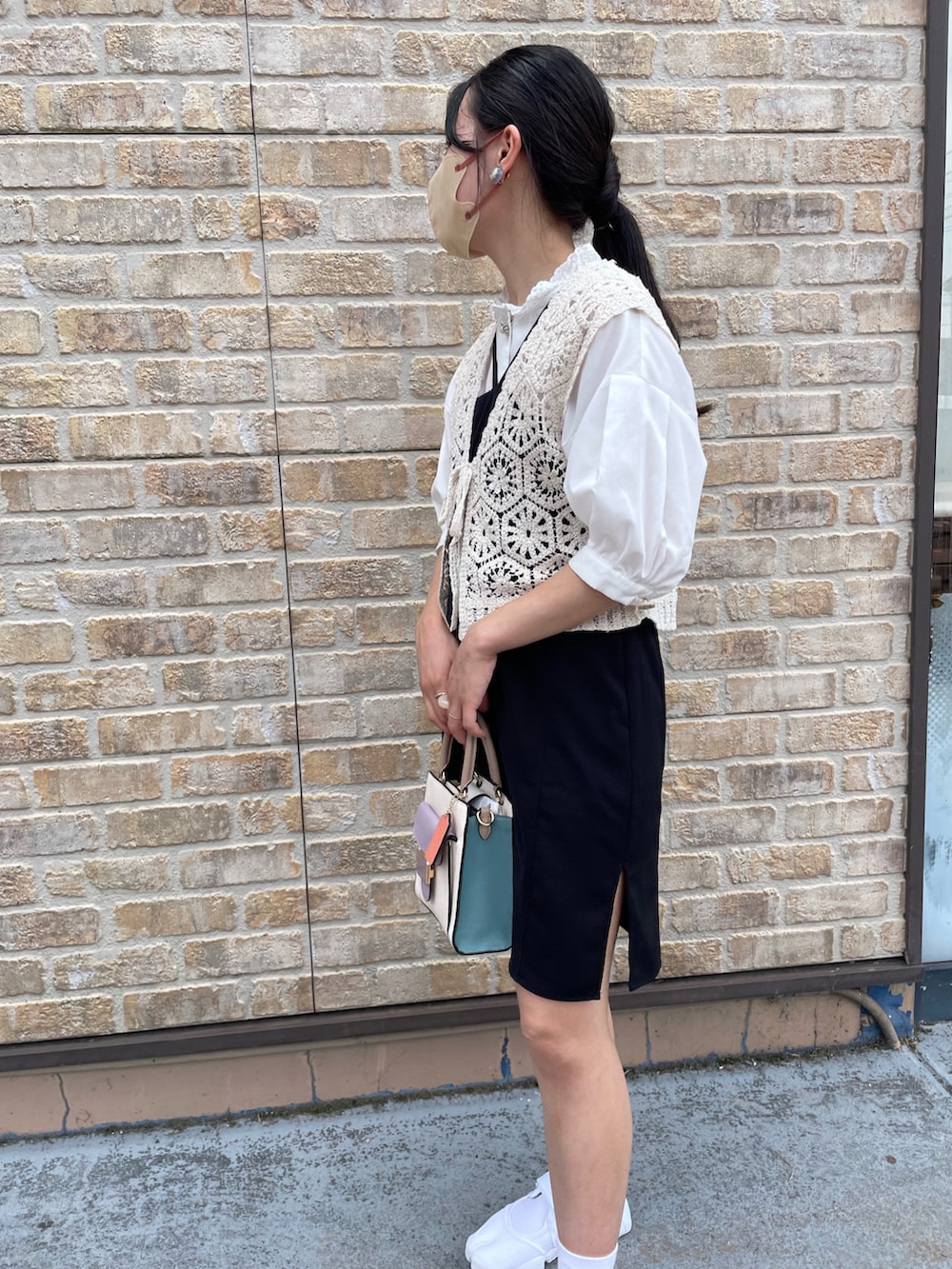 ホワイト系のスニーカー、ホワイト系のシャツ/ブラウス、ベージュ系のベストを着用したレディースの夏コーディネートの2枚目の写真