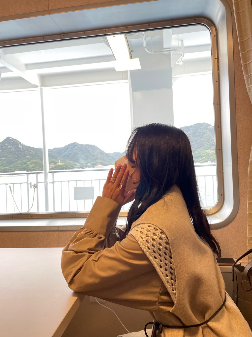 ベージュ系のその他アウター、ブラウン系のシャツ/ブラウス、グレー系のバッグを着用したレディースの秋コーディネートの3枚目の写真