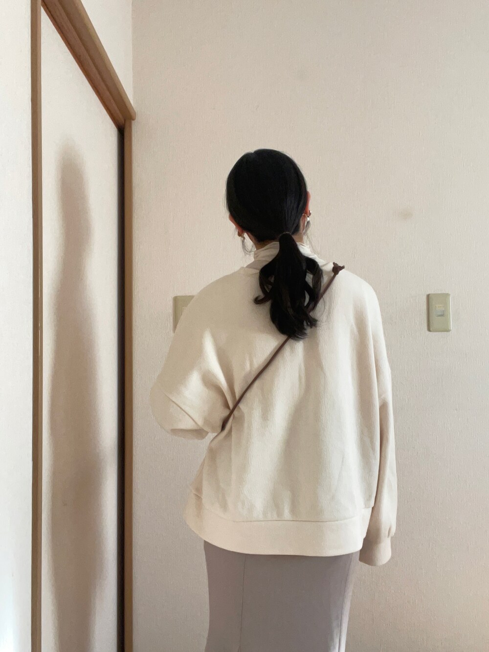 ベージュ系のスウェット、ベージュ系のスカート、ホワイト系のその他トップスを着用したレディースの冬コーディネートの4枚目の写真