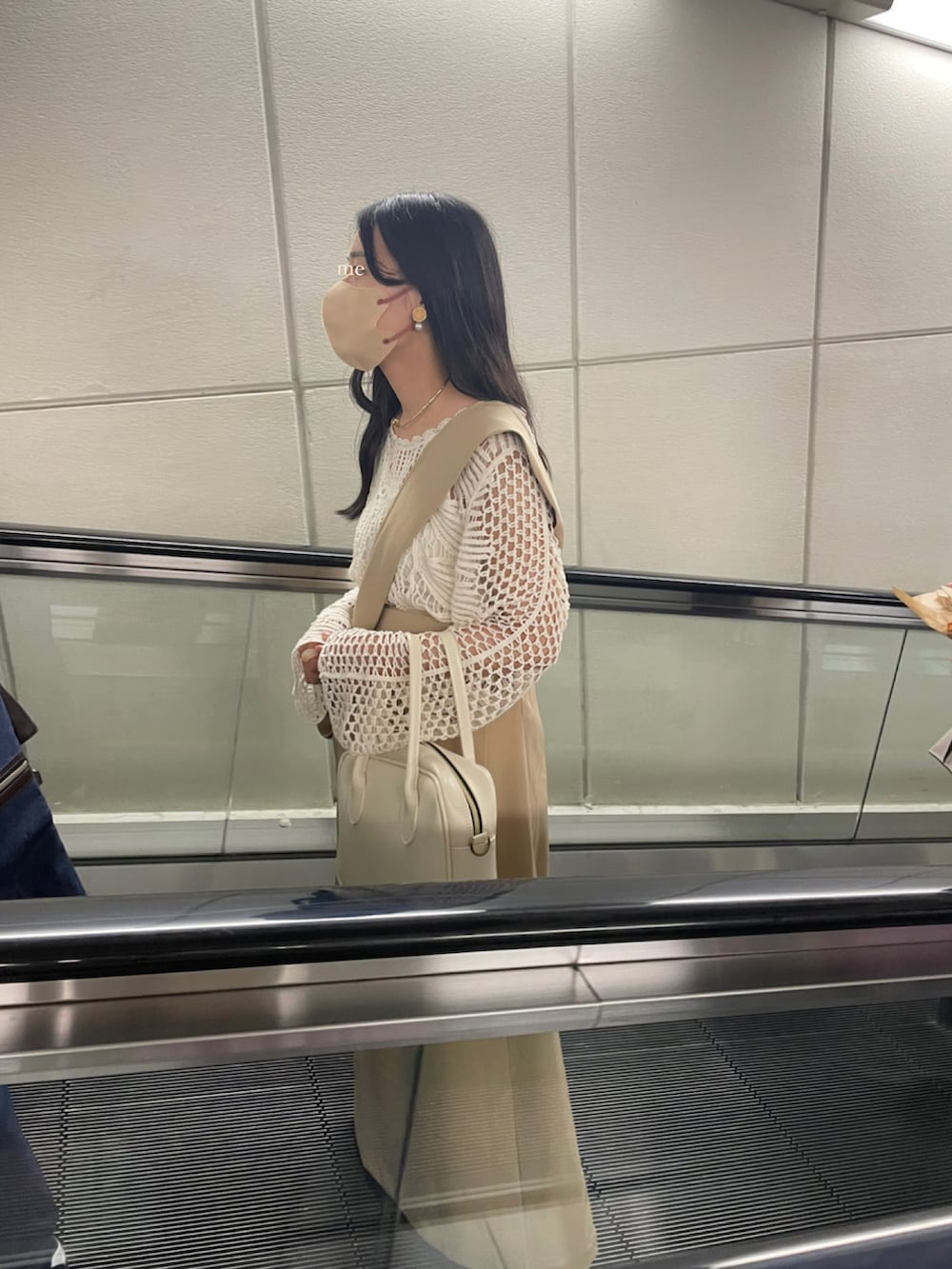 ホワイト系のボストンバッグ、ベージュ系のスカート、ベージュ系のバレエシューズを着用したレディースの夏コーディネートの3枚目の写真