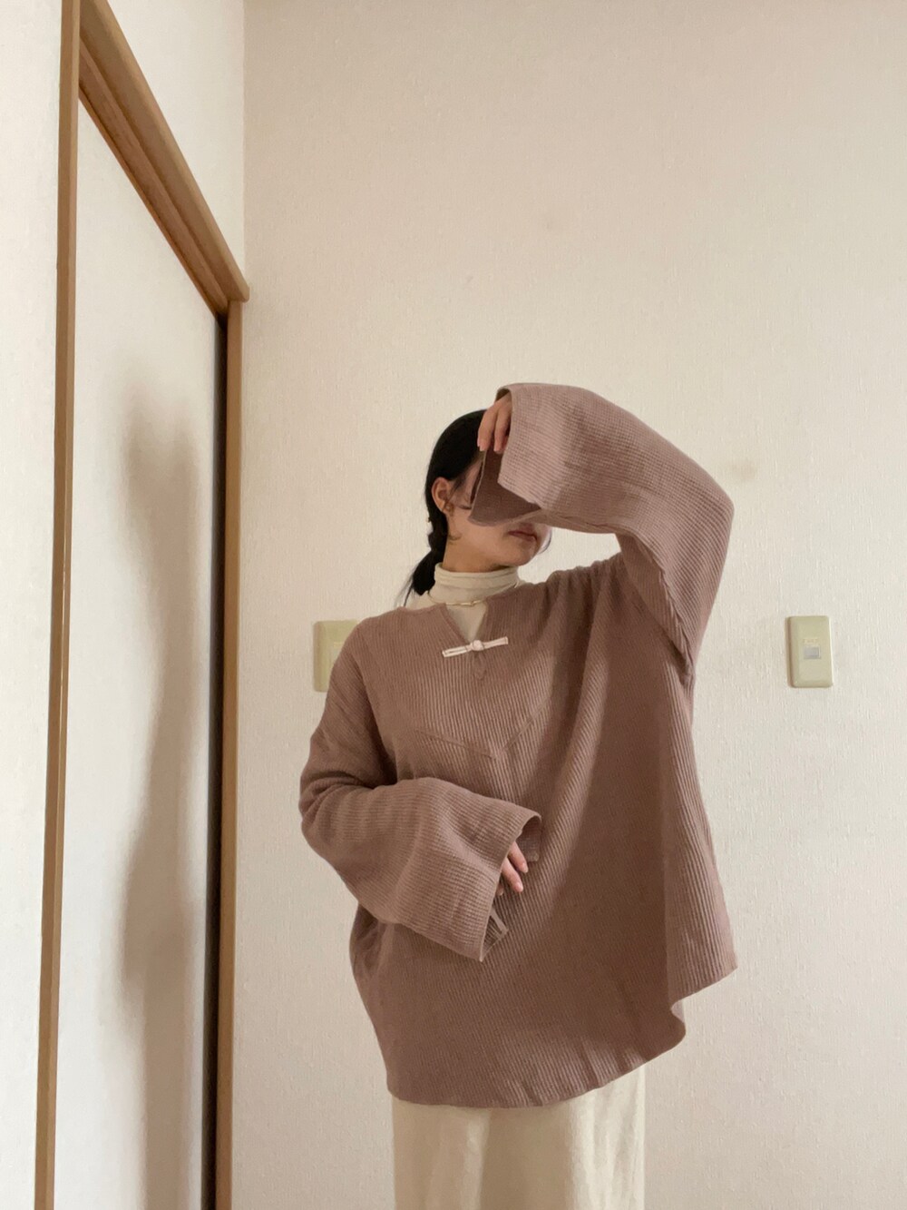 ブラウン系のTシャツ/カットソー、ブラウン系のショルダーバッグ、ベージュ系のスカートを着用したレディースの秋コーディネートの5枚目の写真