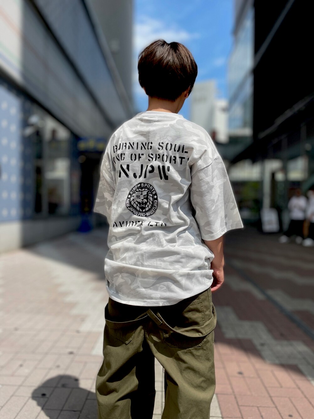 その他のTシャツ/カットソー、グリーン系のサロペット/オーバーオールを着用したレディースの夏コーディネートの2枚目の写真