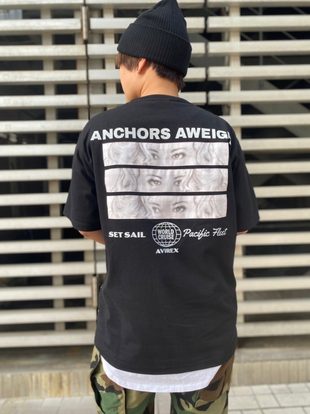 ブラック系のTシャツ/カットソーを着用したレディースの夏コーディネートの2枚目の写真