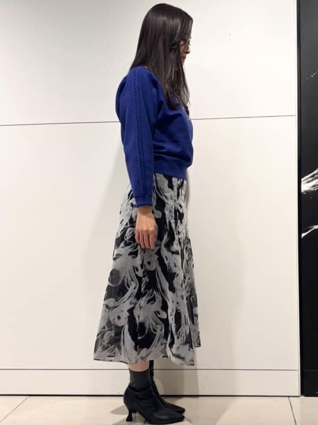 グレー系のスカート、グレー系のその他アウター、シルバー系のネックレスを着用したレディースの冬コーディネートの6枚目の写真
