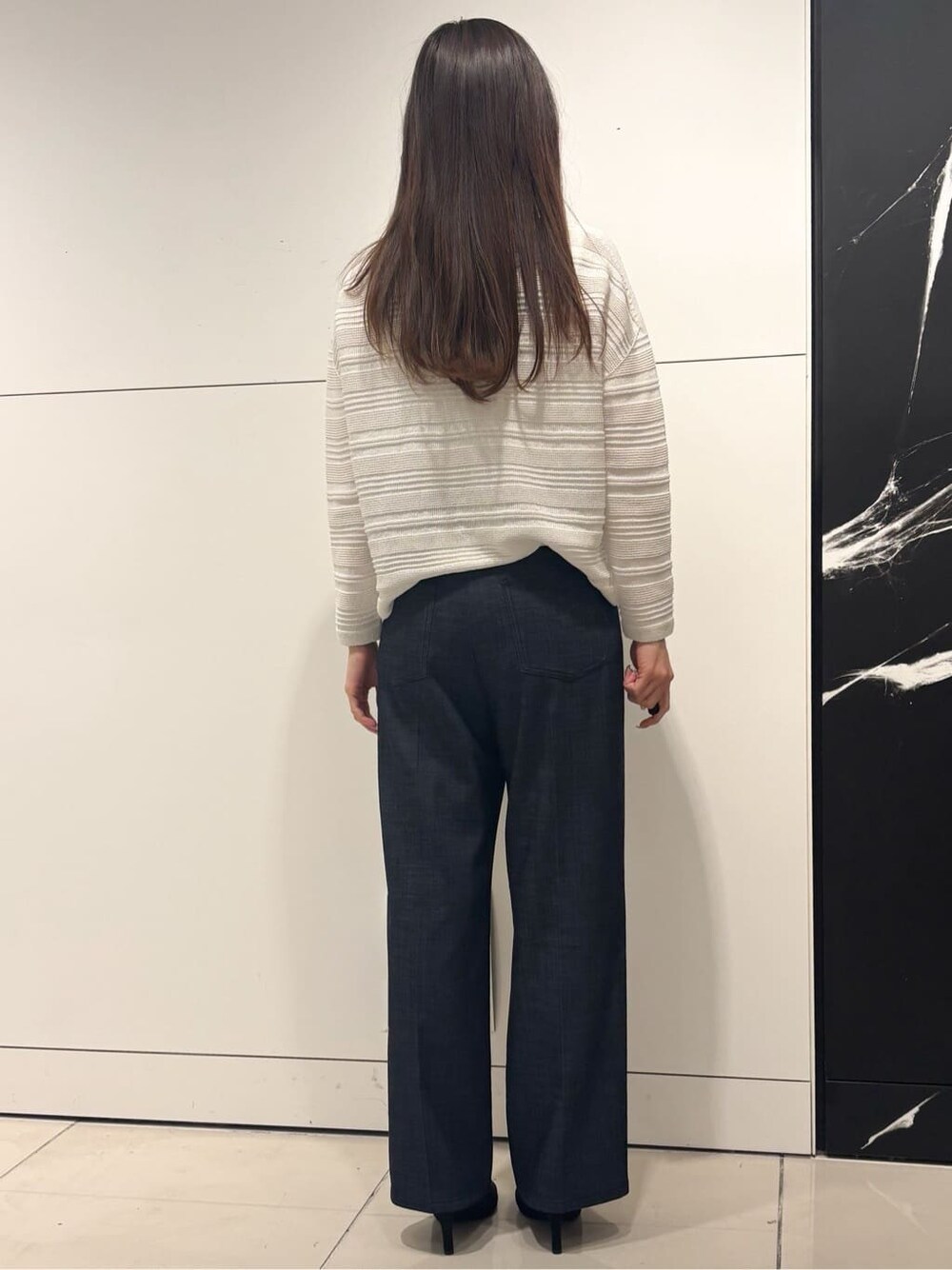 ホワイト系のニット/セーター、ブルー系のその他パンツ、ブルー系のショルダーバッグを着用したレディースの春コーディネートの3枚目の写真
