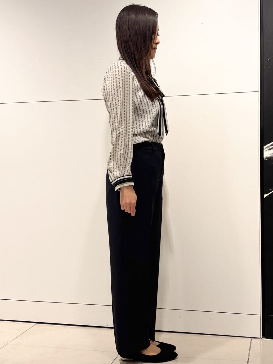 ホワイト系のシャツ/ブラウス、ブラック系のテーラードジャケット、ブラック系のその他パンツを着用したレディースの冬コーディネートの6枚目の写真