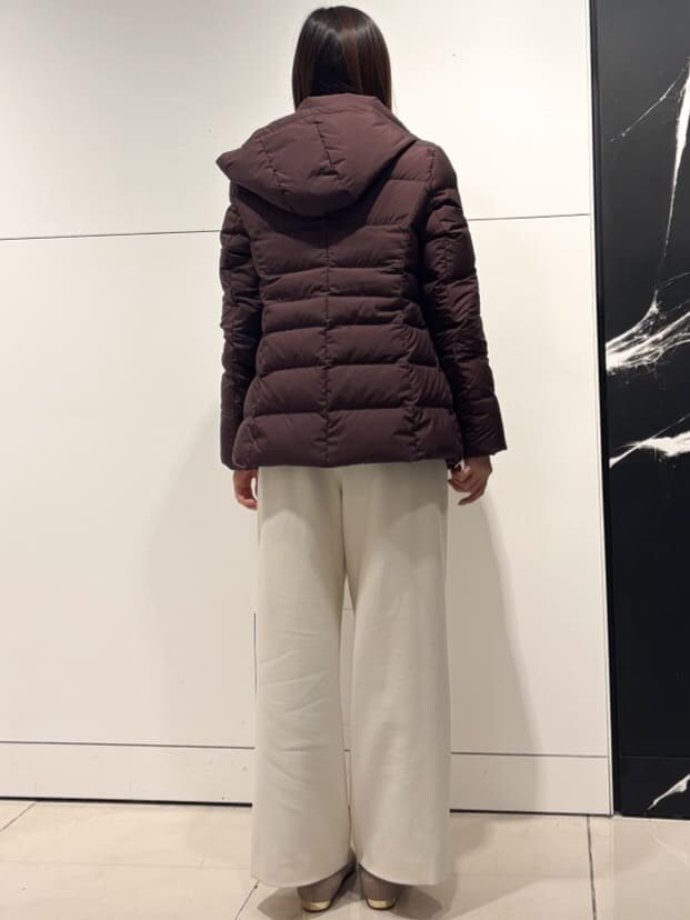 ホワイト系のニット/セーター、ホワイト系のその他パンツ、ブラウン系のダウンジャケット/コートを着用したレディースの冬コーディネートの3枚目の写真