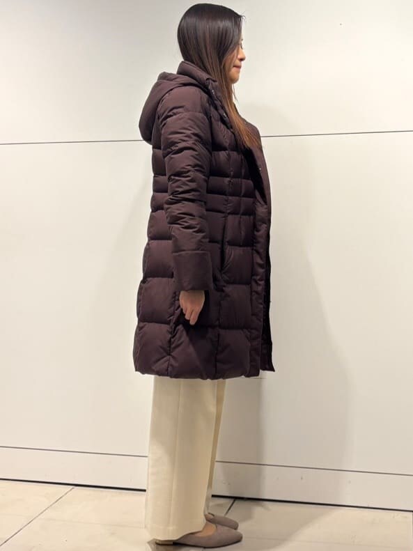 ベージュ系のニット/セーター、ベージュ系のショルダーバッグ、ホワイト系のその他パンツを着用したレディースの冬コーディネートの2枚目の写真