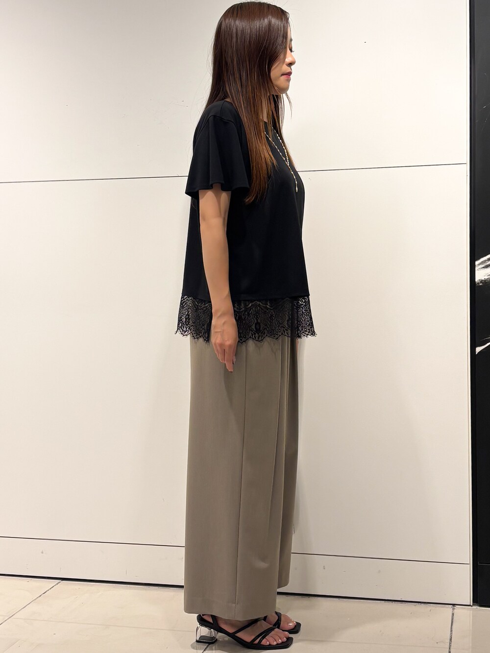 ブラック系のTシャツ/カットソー、ベージュ系のその他パンツ、ブラック系のショルダーバッグを着用したレディースの夏コーディネートの5枚目の写真
