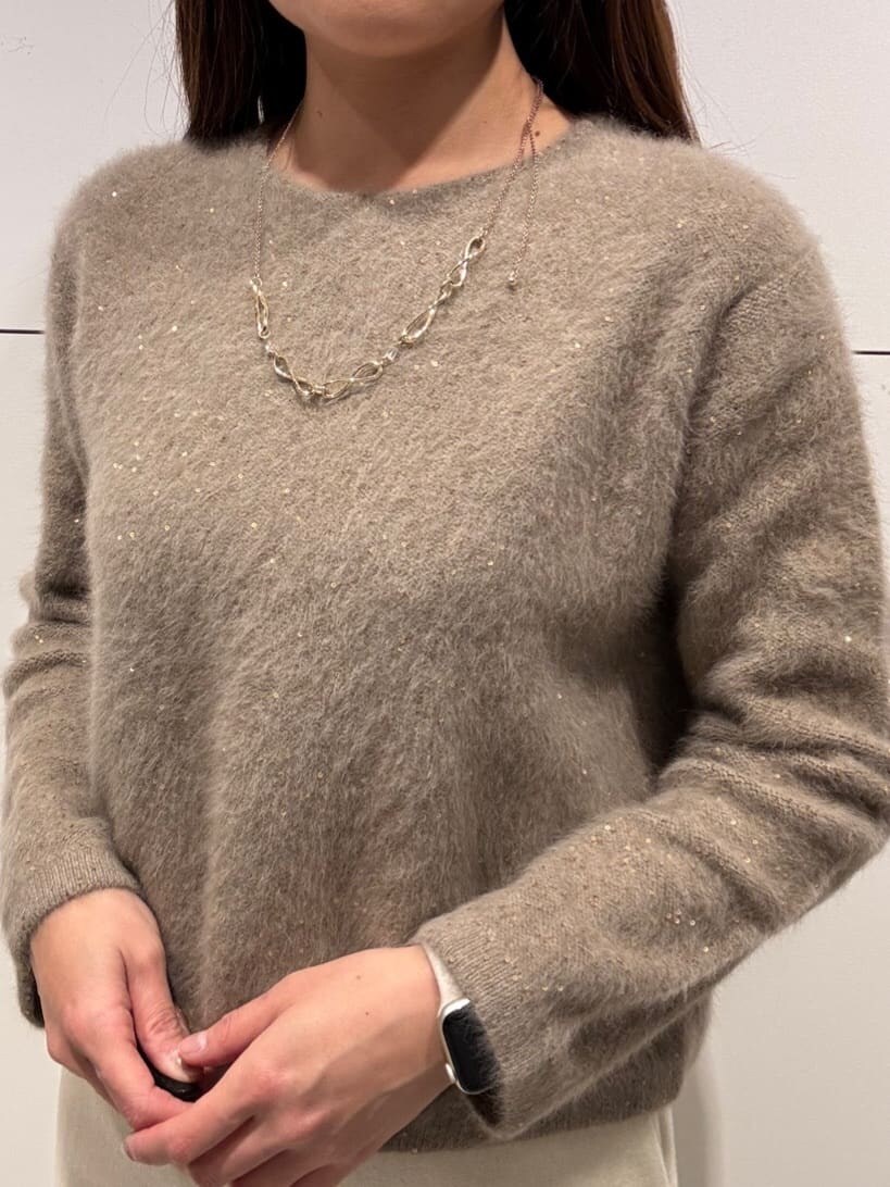 ベージュ系のニット/セーター、ホワイト系のその他パンツ、ベージュ系のショルダーバッグを着用したレディースの冬コーディネートの5枚目の写真