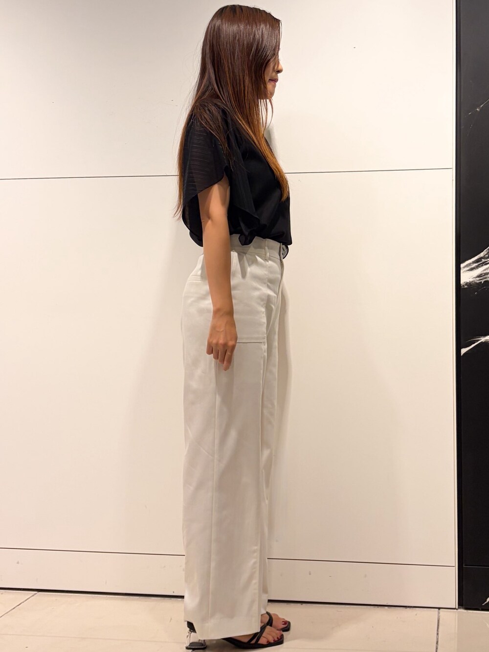 ブラック系のTシャツ/カットソー、ホワイト系のその他パンツ、ブラック系のショルダーバッグを着用したレディースの夏コーディネートの2枚目の写真