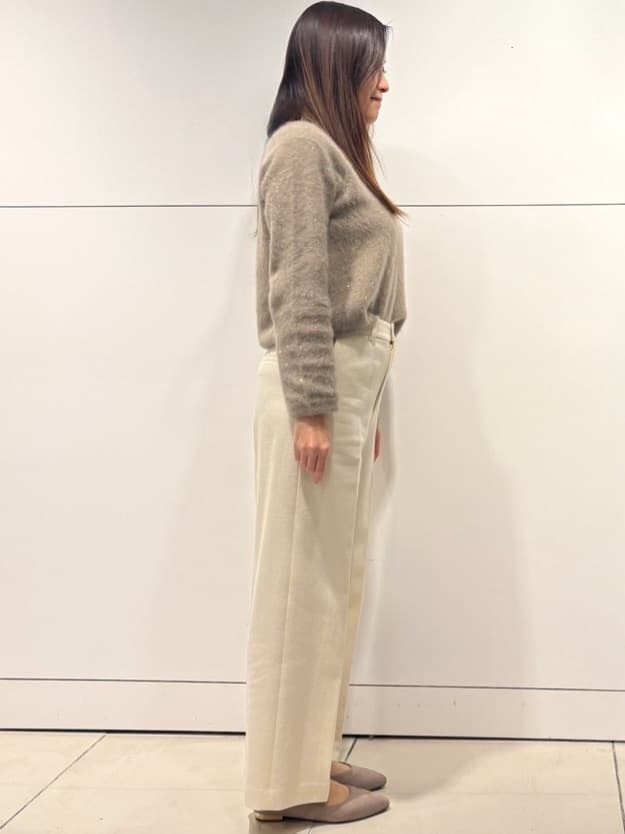 ベージュ系のニット/セーター、ベージュ系のショルダーバッグ、ホワイト系のその他パンツを着用したレディースの冬コーディネートの7枚目の写真