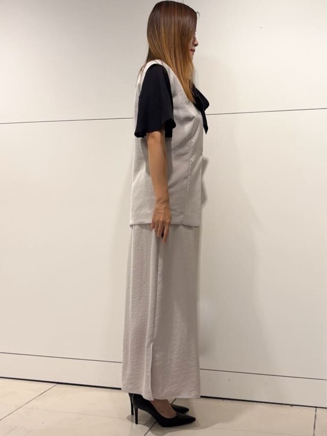 ベージュ系のベスト、ブラック系のシャツ/ブラウス、ベージュ系のその他パンツを着用したレディースの秋コーディネートの2枚目の写真