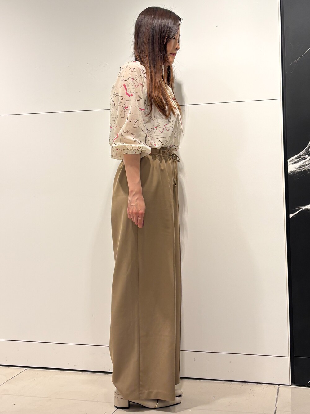 ホワイト系のシャツ/ブラウス、ベージュ系のその他パンツ、ホワイト系のショルダーバッグを着用したレディースの春コーディネートの2枚目の写真