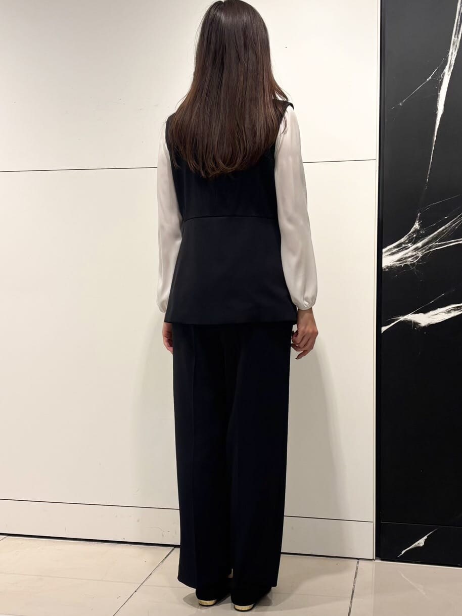 ホワイト系のシャツ/ブラウス、ブラック系のベスト、ブラック系のその他パンツを着用したレディースの冬コーディネートの3枚目の写真
