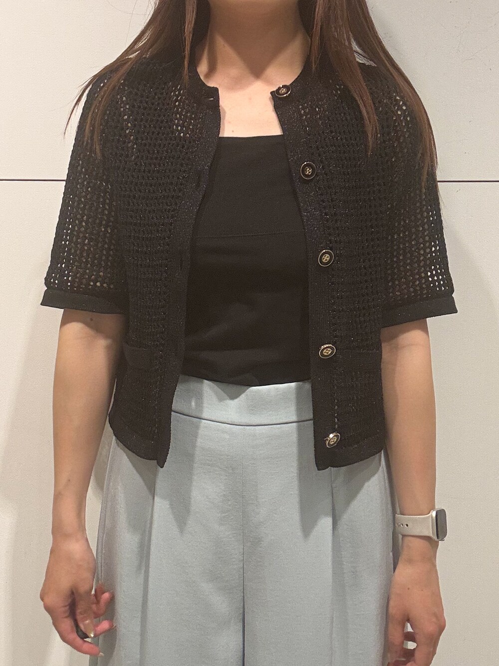 ブラック系のカーディガン/ボレロ、ブラック系のタンクトップ、ブルー系のその他パンツを着用したレディースの春コーディネートの5枚目の写真