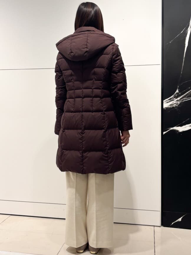 ベージュ系のニット/セーター、ベージュ系のショルダーバッグ、ホワイト系のその他パンツを着用したレディースの冬コーディネートの3枚目の写真