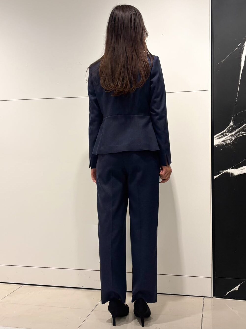 ホワイト系のシャツ/ブラウス、ブルー系のノーカラージャケット、ブルー系のその他パンツを着用したレディースの冬コーディネートの3枚目の写真
