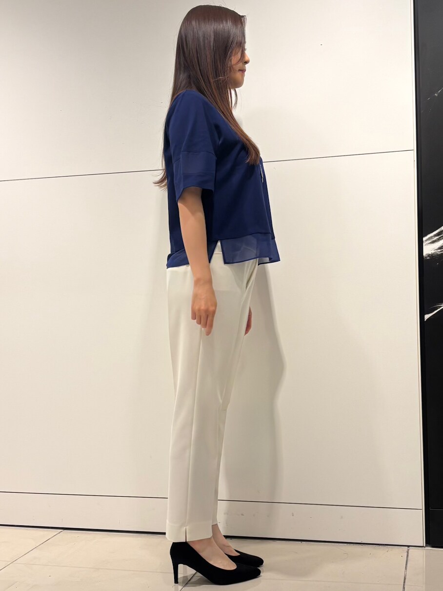ブルー系のTシャツ/カットソー、ホワイト系のその他パンツ、ブラック系のショルダーバッグを着用したレディースの春コーディネートの2枚目の写真