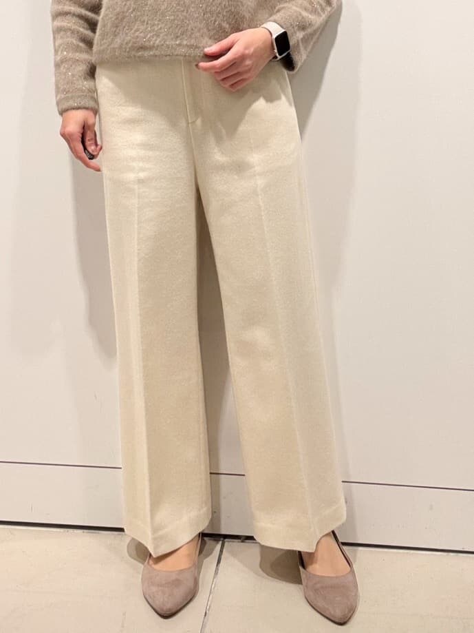 ベージュ系のニット/セーター、ベージュ系のショルダーバッグ、ホワイト系のその他パンツを着用したレディースの冬コーディネートの10枚目の写真