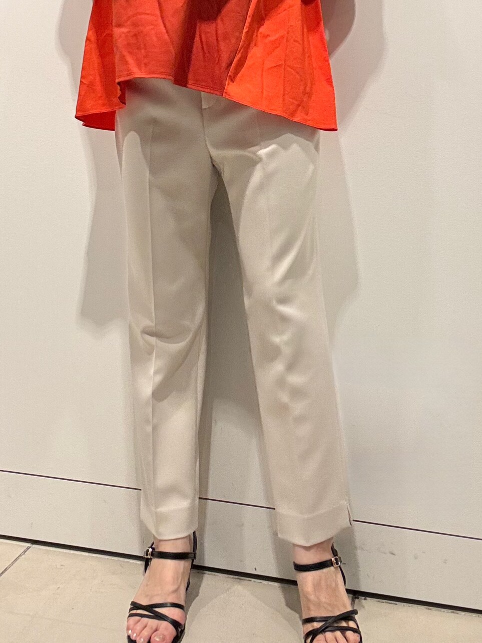 レッド系のTシャツ/カットソー、ベージュ系のその他パンツ、イエロー系のトートバッグを着用したレディースの夏コーディネートの4枚目の写真