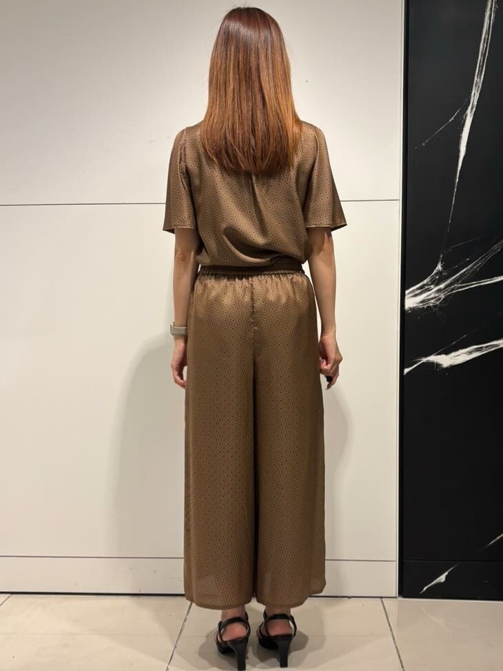 ブラウン系のシャツ/ブラウス、ブラウン系のその他パンツ、ベージュ系のトートバッグを着用したレディースの夏コーディネートの3枚目の写真