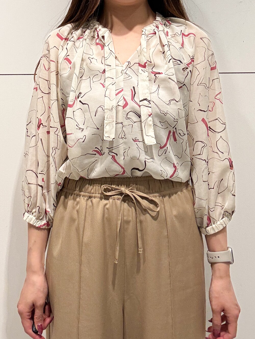 ホワイト系のシャツ/ブラウス、ベージュ系のその他パンツ、ホワイト系のショルダーバッグを着用したレディースの春コーディネートの5枚目の写真