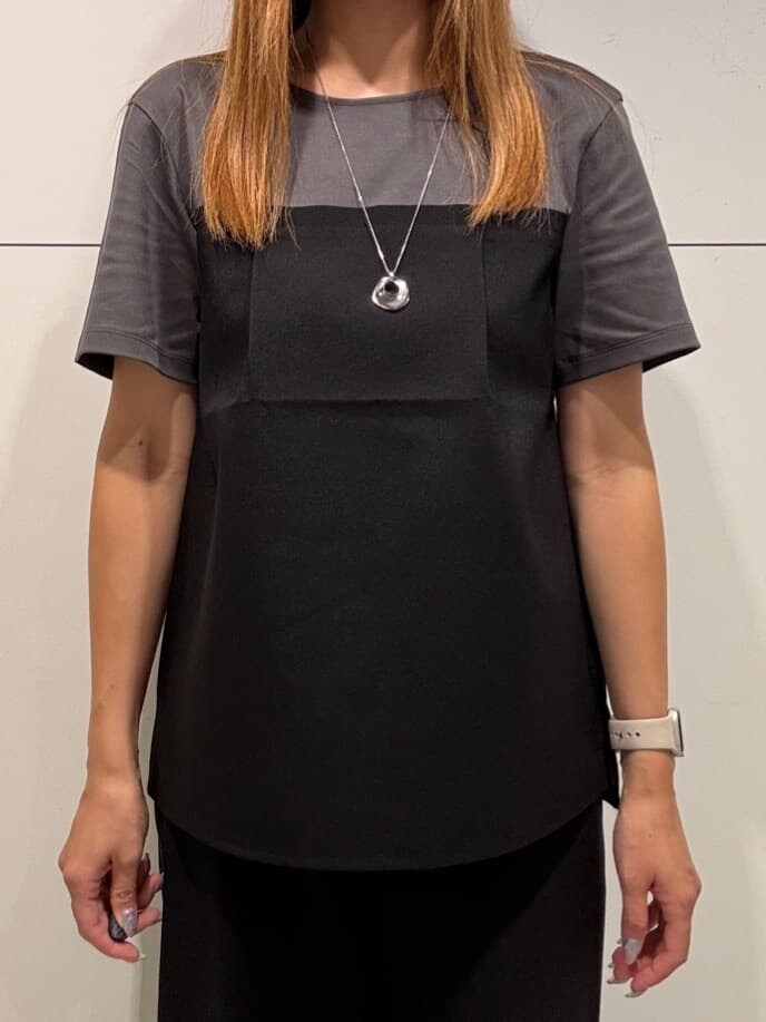 ブラック系のTシャツ/カットソー、ブラック系のその他パンツ、ブラック系のトートバッグを着用したレディースの秋コーディネートの4枚目の写真