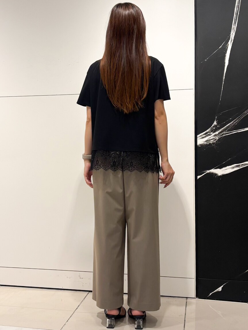 ブラック系のTシャツ/カットソー、ベージュ系のその他パンツ、ブラック系のショルダーバッグを着用したレディースの夏コーディネートの6枚目の写真