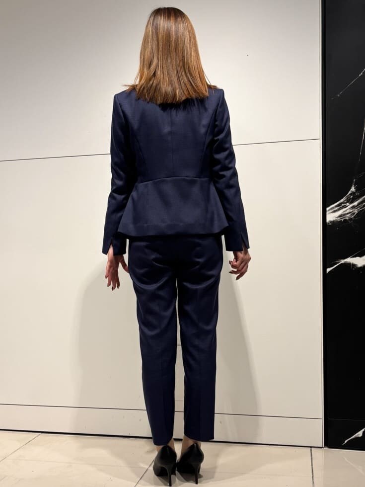 ブルー系のテーラードジャケット、ブルー系のその他パンツ、ブルー系のシャツ/ブラウスを着用したレディースの冬コーディネートの3枚目の写真
