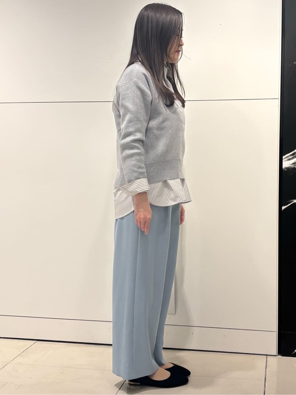 グレー系のニット/セーター、グレー系のシャツ/ブラウス、ブルー系のその他パンツを着用したレディースの冬コーディネートの2枚目の写真