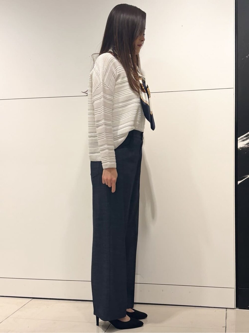ホワイト系のニット/セーター、ブルー系のその他パンツ、ブルー系のショルダーバッグを着用したレディースの春コーディネートの2枚目の写真
