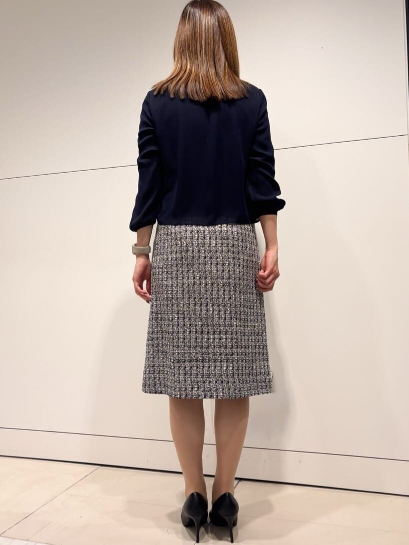 ブラック系のノーカラージャケット、ブラック系のスカート、ブルー系のシャツ/ブラウスを着用したレディースの冬コーディネートの8枚目の写真