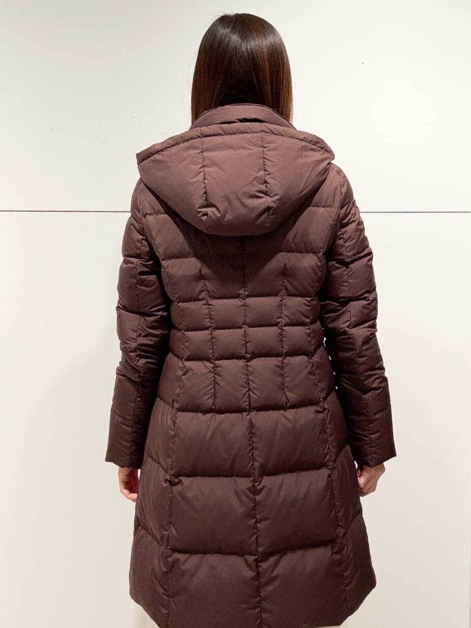 ベージュ系のニット/セーター、ベージュ系のショルダーバッグ、ホワイト系のその他パンツを着用したレディースの冬コーディネートの5枚目の写真