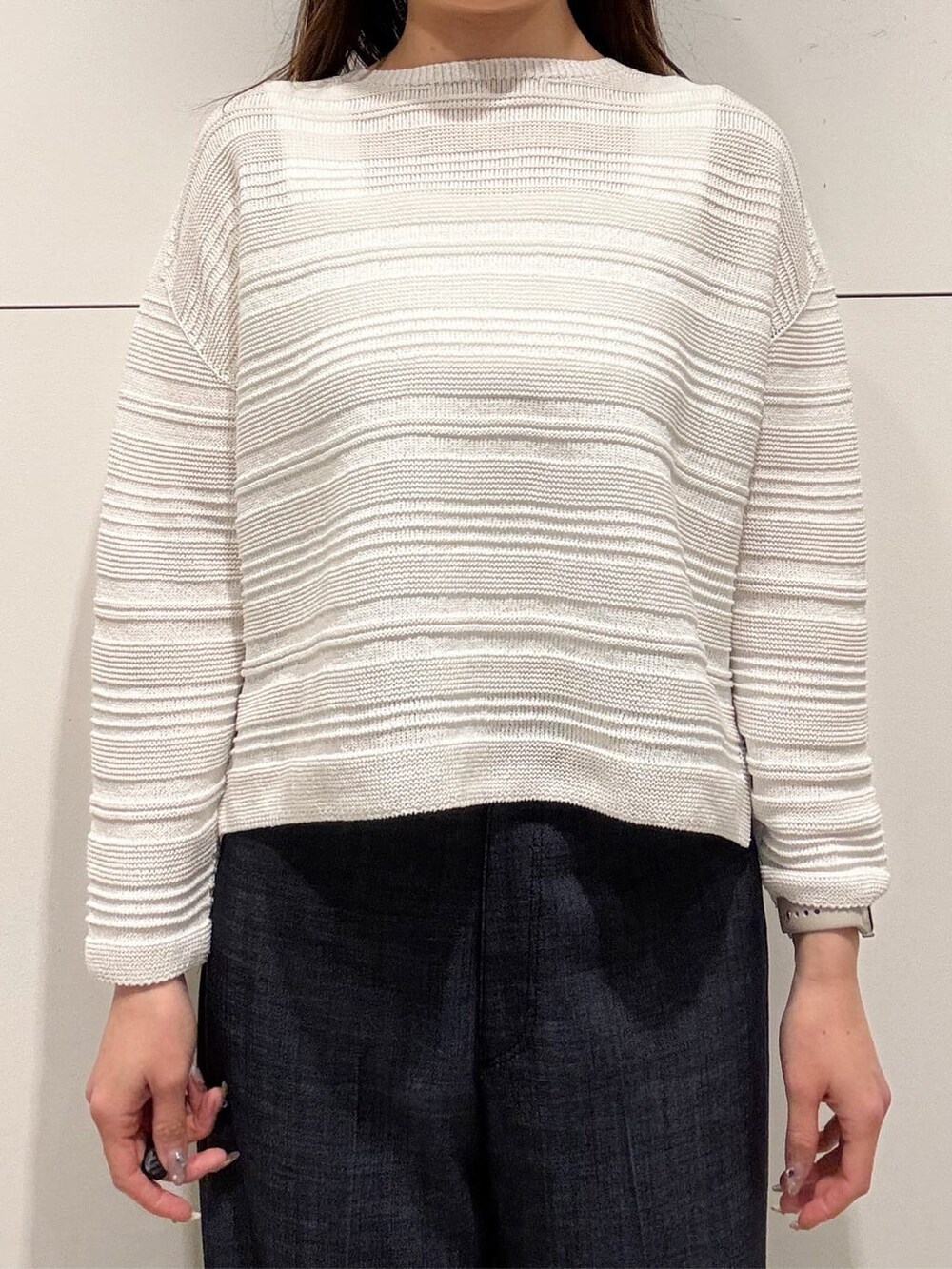 ホワイト系のニット/セーター、ブルー系のその他パンツ、ブルー系のショルダーバッグを着用したレディースの春コーディネートの5枚目の写真