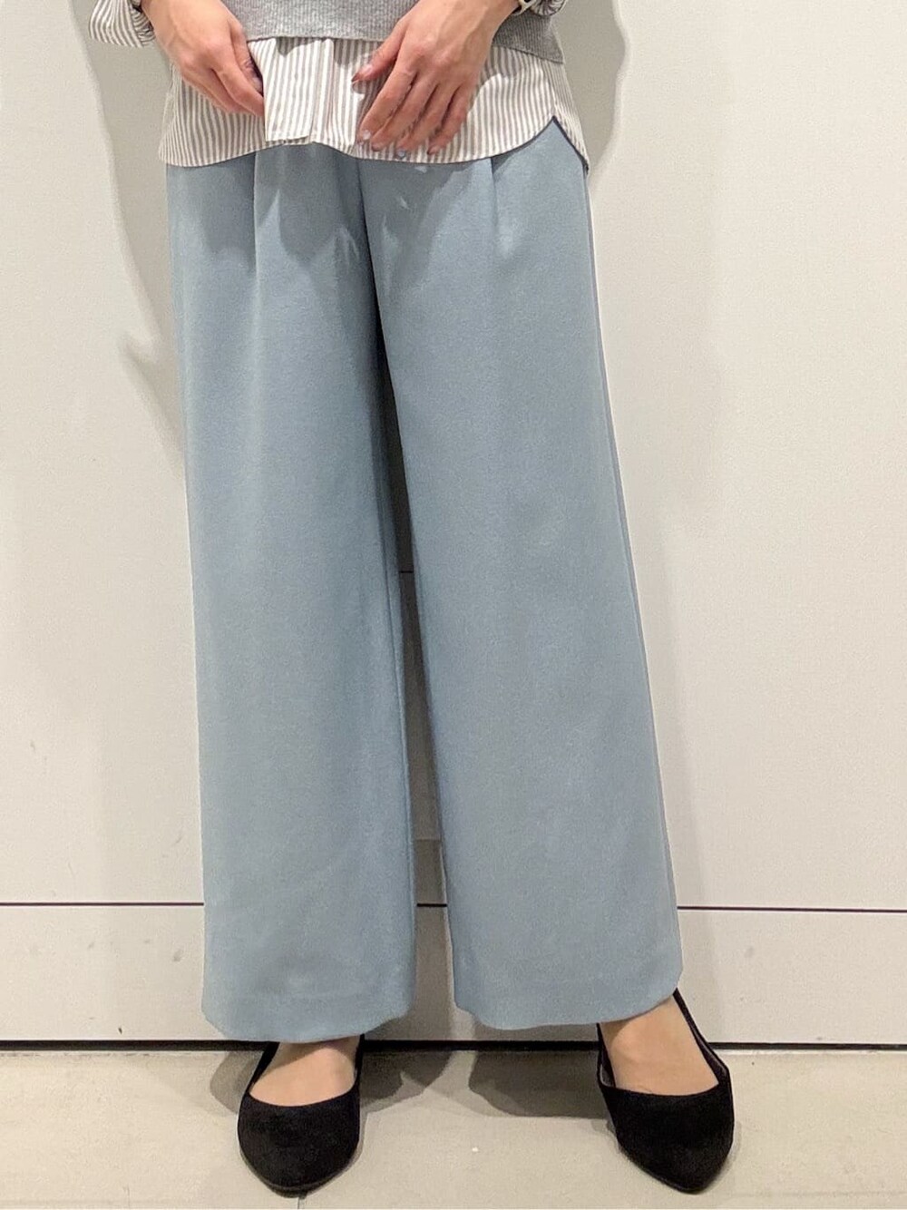 グレー系のニット/セーター、グレー系のシャツ/ブラウス、ブルー系のその他パンツを着用したレディースの冬コーディネートの5枚目の写真